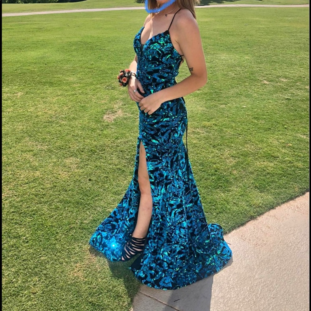 BRAVURA Size 2 Prom Dress stands out in pictures and can be loosened